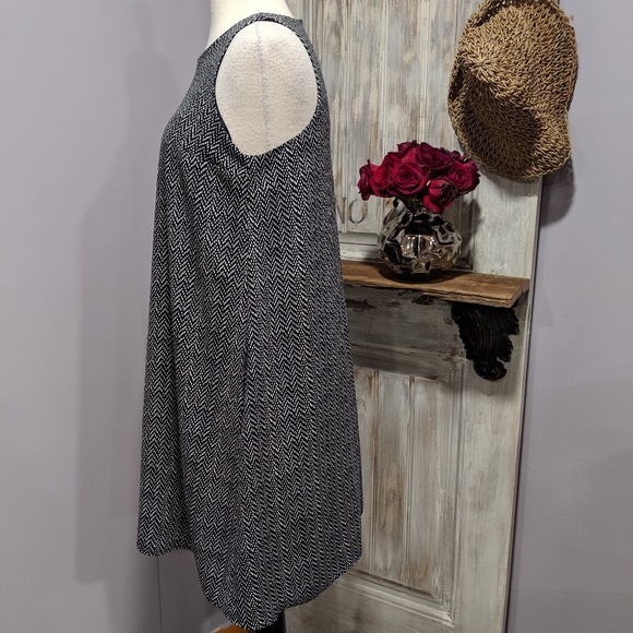 SOLD💙Gap sleeveless shift dress, navy/white dots - Picture 2 of 8